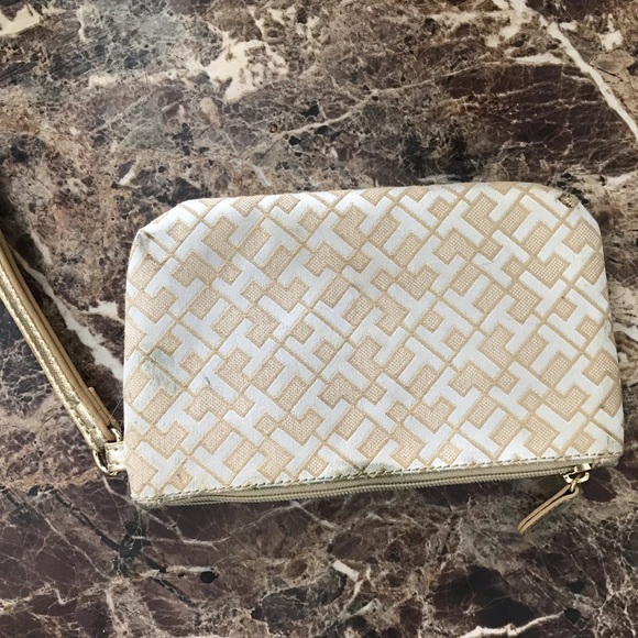 Gold Tommy Hilfiger clutch. - Picture 2 of 3